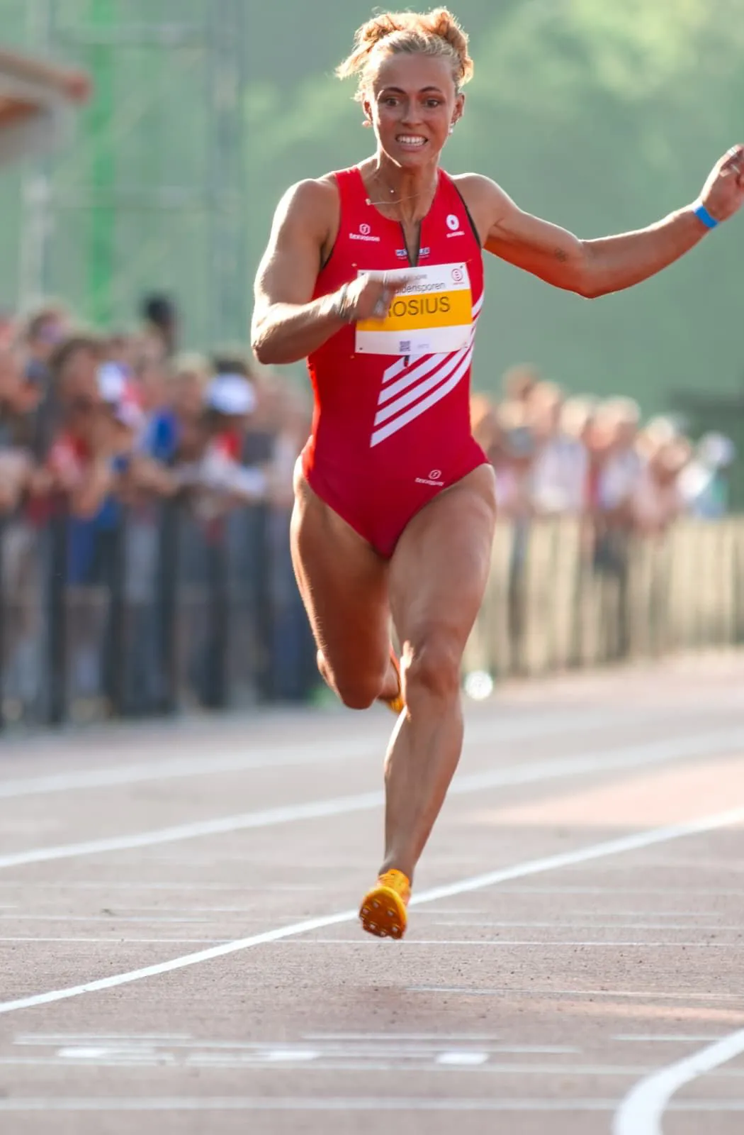 Rani Rosius sprint naar de finish in het custom wedstrijdpak dat ze samen met Tex.Vision ontwierp