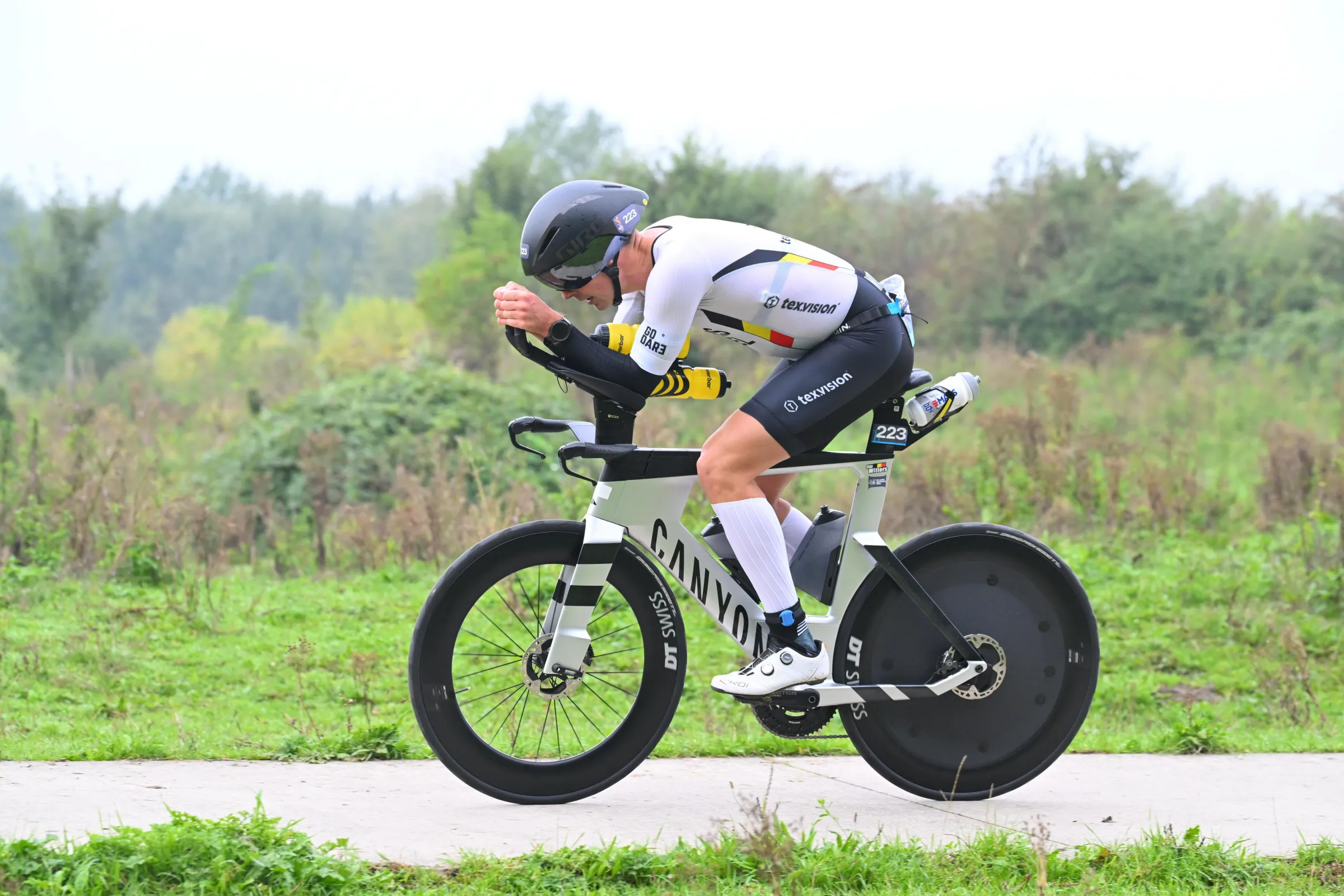 Triatleet Stijn Witters op de tijdritfiets in zijn Tex.Vision-pak tijdens de Challenge Almere-Amsterdam