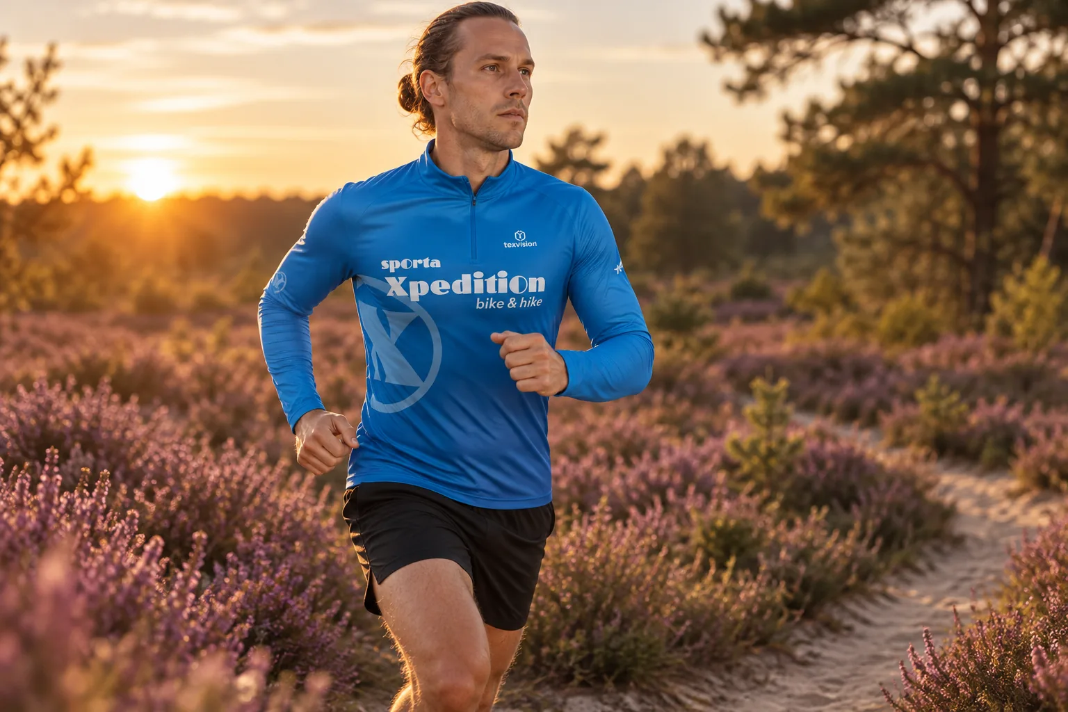 Loper in een custom loopshirt met rits op de heide